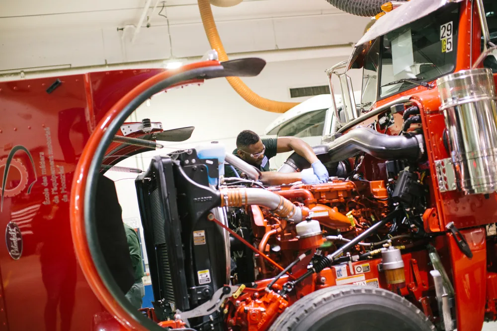 Mecanicien de vehicule lourd hybride et electrique