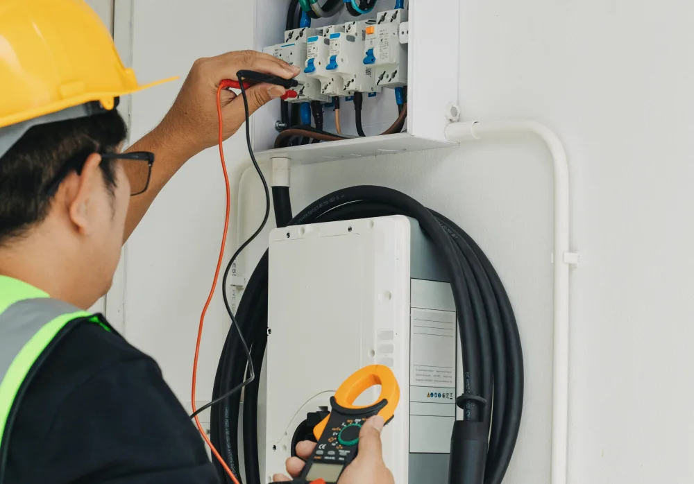 Techniciens en bornes de recharge